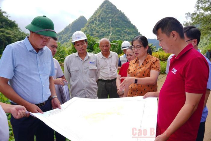 Phó Chủ tịch UBND tỉnh Hoàng Văn Thạch nghe lãnh đạo địa phương báo cáo công tác giải phóng mặt bằng Dự án cao tốc Đồng Đăng - Trà Lĩnh giai đoạn 2 tại xã Quảng Uyên.