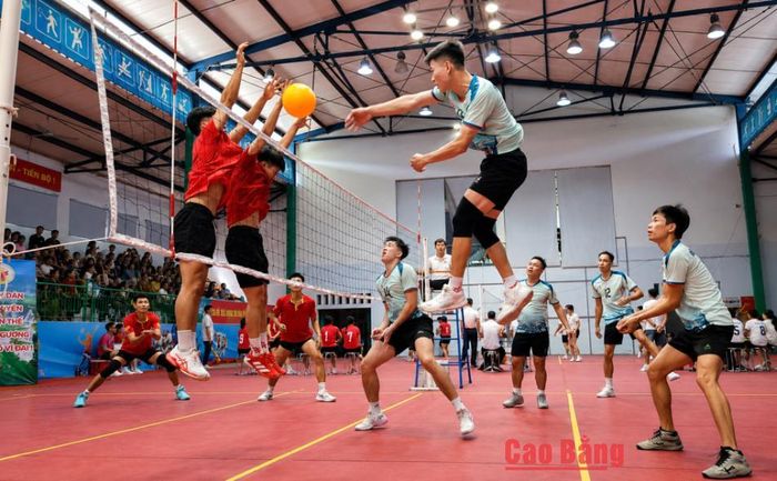 Các vận động viên xã Yên Thổ và xã Phục Hòa thi đấu trận chung kết nội dung bóng chuyền hơi nam.
