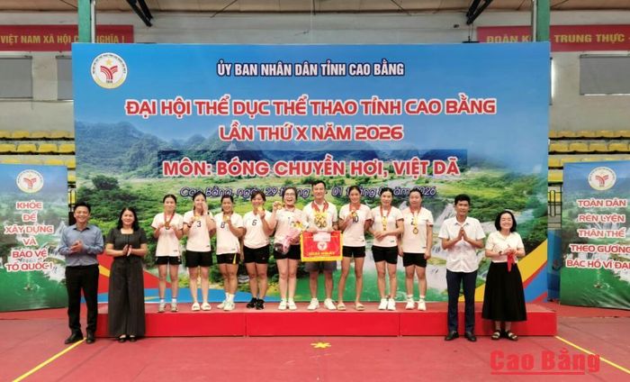 Ban Tổ chức trao Huy chương Vàng nội dung bóng chuyền hơi nữ cho đội xã Đàm Thủy.