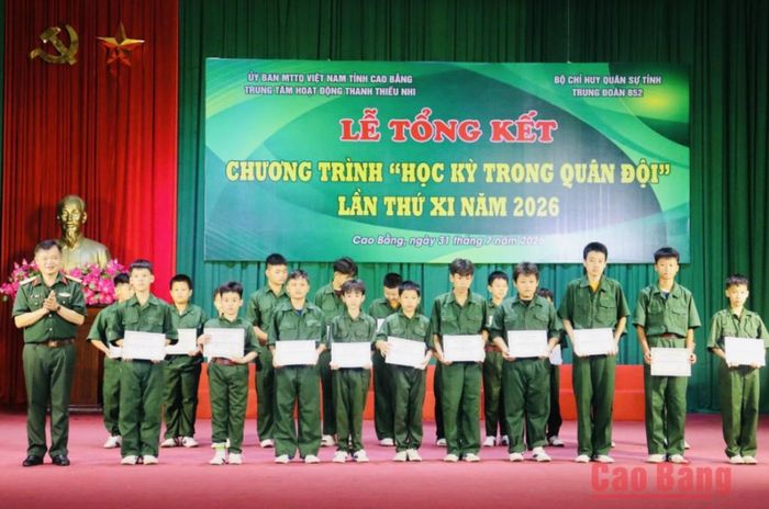 Lãnh đạo Trung đoàn 852 trao Giấy chứng nhận hoàn thành Chương trình "Học kỳ trong Quân đội" lần thứ XI năm 2026 cho các chiến sĩ nhí.
