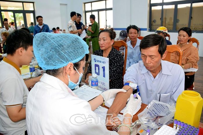 Công tác thu nhận mẫu ADN của thân nhân liệt sĩ được thực hiện đúng quy trình. Ảnh: VIỆT TIẾN.