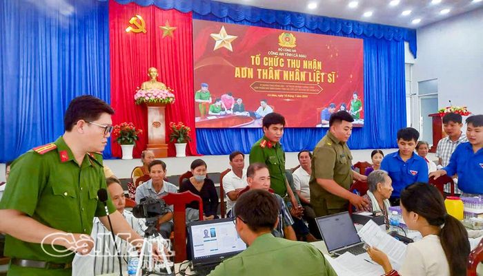 Công an phường Giá Rai phối hợp với lực lượng chức năng hướng dân, hỗ trợ thân nhân liệt sĩ trong quá trình thu nhận mẫu ADN. Ảnh: TRÚC LINH.