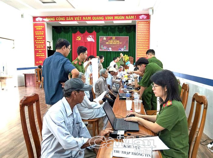 Thân nhân liệt sĩ thực hiện các thủ tục thu nhận mẫu ADN tại Hội trường Công an xã Cái Nước. Ảnh: VIỆT TIẾN.