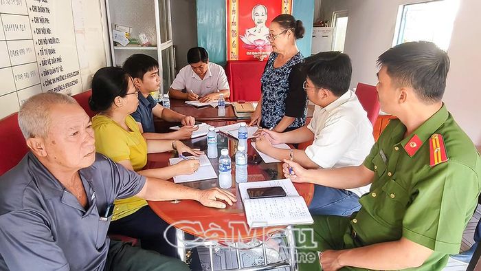 Tổ hòa giải ở cơ sở tại Khóm 3, phường Vĩnh Trạch (trước khi sắp xếp khóm, ấp) họp bàn phương án hòa giải vụ việc về hụi tại địa phương.