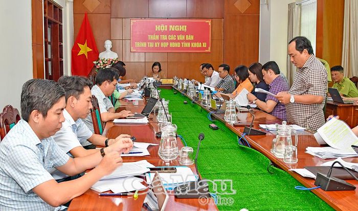 Đại diện cơ quan soạn thảo thông qua tờ trình các dự thảo nghị quyết tại hội nghị.