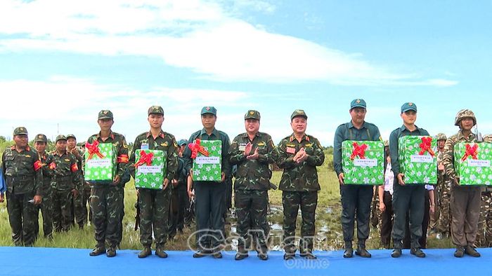 Thiếu tướng Nguyễn Văn Ngành (thứ 4 từ phải sang) và đồng chí Lê Minh Hải, Bí thư Đảng ủy phường Giá Rai, trao quà động viên các lực lượng tham gia thực binh.