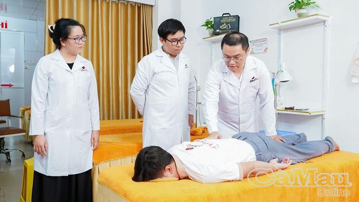 Học viên được bác sĩ hướng dẫn, kèm cặp trực tiếp trong quá trình thực hành nhằm nâng cao tay nghề và kỹ năng chăm sóc người bệnh.