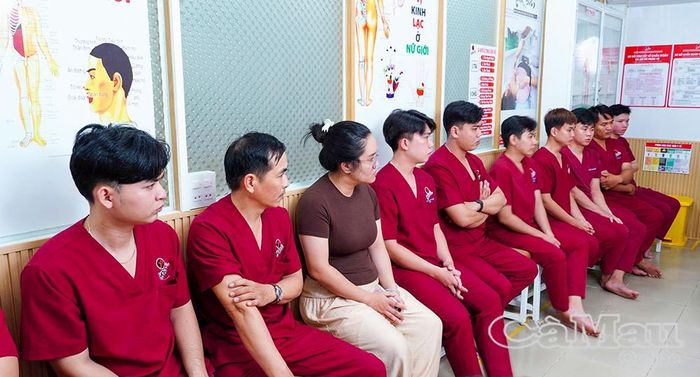  Học viên là bộ đội xuất ngũ khóa 2026 thực hành nghề kỹ thuật viên chăm sóc sức khỏe tại Phòng khám Đa khoa Hòa Minh.