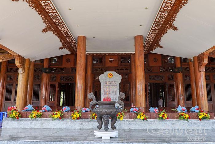 Đền thờ 10 Anh hùng liệt sĩ Khởi nghĩa Hòn Khoai (phường An Xuyên) với dòng chữ "Đời đời ghi nhớ ơn 10 Anh hùng liệt sĩ Khởi nghĩa Hòn Khoai".