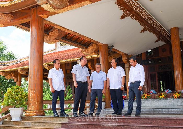 Đồng chí Nguyễn Hồ Hải trao đổi với lãnh đạo Sở Văn hóa, Thể thao và Du lịch về các hạng mục cần tu sửa, chỉnh trang tại Khu tưởng niệm 10 Anh hùng liệt sĩ Khởi nghĩa Hòn Khoai.
