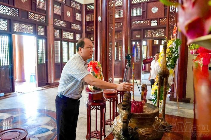 Đồng chí Nguyễn Hồ Hải, Bí thư Tỉnh ủy, thắp hương tưởng niệm 10 Anh hùng liệt sĩ Khởi nghĩa Hòn Khoai.