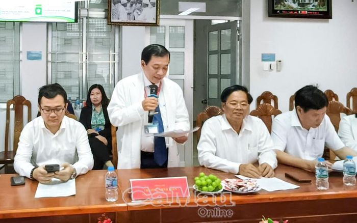 Bác sĩ CKII Trương Minh Kiển, Giám đốc Bệnh viện Sản - Nhi Cà Mau, báo cáo tình hình hoạt động của bệnh viện.