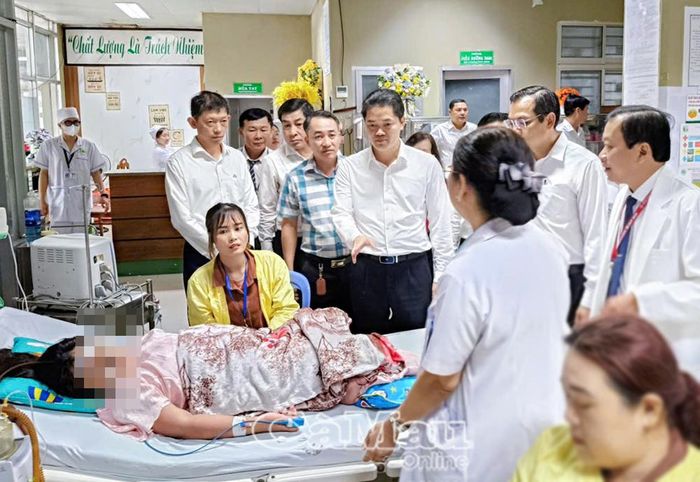 Thứ trưởng Thường trực Bộ Y tế Vũ Mạnh Hà thăm bệnh nhi đang điều trị tại Bệnh viện Sản - Nhi Cà Mau.