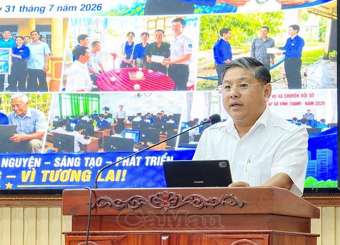 Phó Bí thư Thường trực Đảng ủy xã Vĩnh Thanh Nguyễn Quốc Liêm phát biểu ghi nhận, biểu dương những kết quả đạt được của Chiến dịch Thanh niên tình nguyện hè năm 2026.