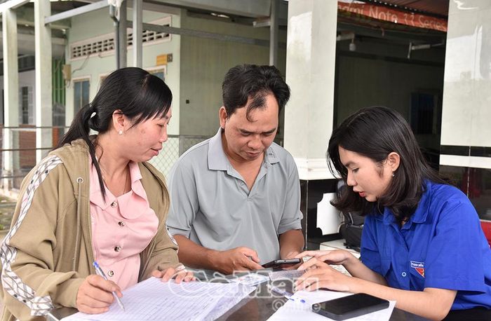 Người dân được đoàn viên, thanh niên hướng dẫn tham gia nhóm Zalo cộng đồng, sử dụng tài khoản định danh điện tử VNeID và tích hợp các loại giấy tờ cá nhân.