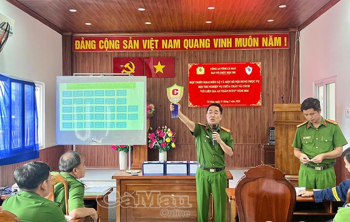  Thượng tá Hoàng Minh Hải, Phó Trưởng phòng Cảnh sát PCCC và CNCH, Công an tỉnh Cà Mau, triển khai Điều lệ Hội thi và hướng dẫn phần thi lý thuyết cho đại diện các đoàn tham gia.