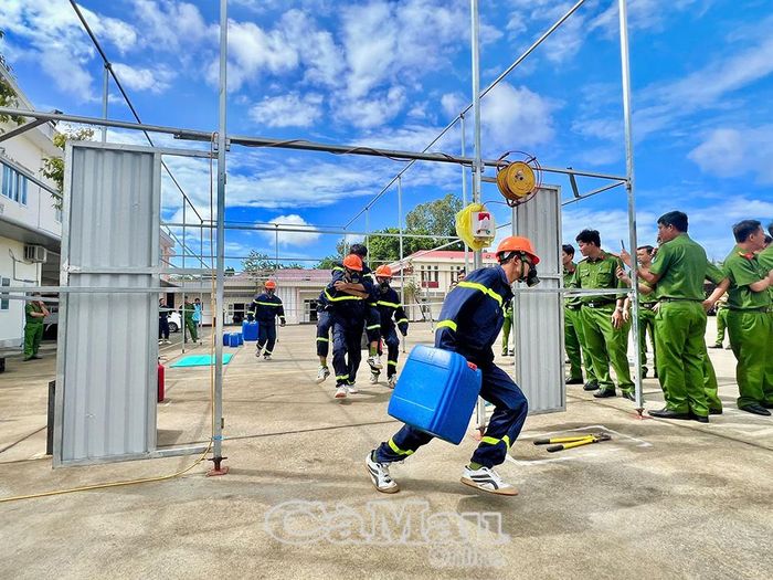 Lực lượng Cảnh sát PCCC và CNCH, Công an tỉnh Cà Mau biểu diễn mẫu phần thi thực hành xử lý tình huống chữa cháy, cứu người và di chuyển tài sản đối với loại hình nhà ở kết hợp sản xuất, kinh doanh.