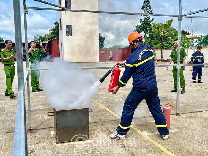 Lực lượng Cảnh sát PCCC và CNCH thực hiện kỹ năng sử dụng bình chữa cháy xách tay để dập tắt đám cháy theo tình huống giả định.