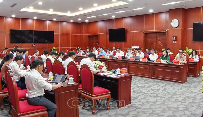 Các đại biểu tham dự buổi làm việc.