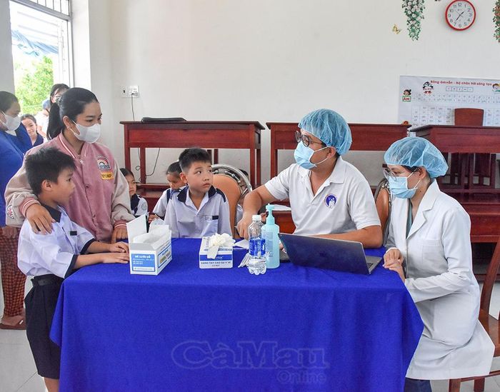 Bác sĩ thông báo đến phụ huynh kết quả kiểm tra răng miệng và tư vấn cách chăm sóc răng cho trẻ.