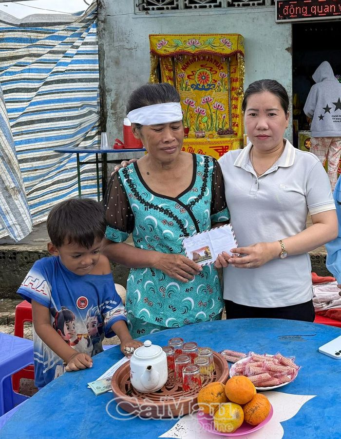  Hội Liên hiệp Phụ nữ xã U Minh trao hỗ trợ, góp phần giúp gia đình lo hậu sự.