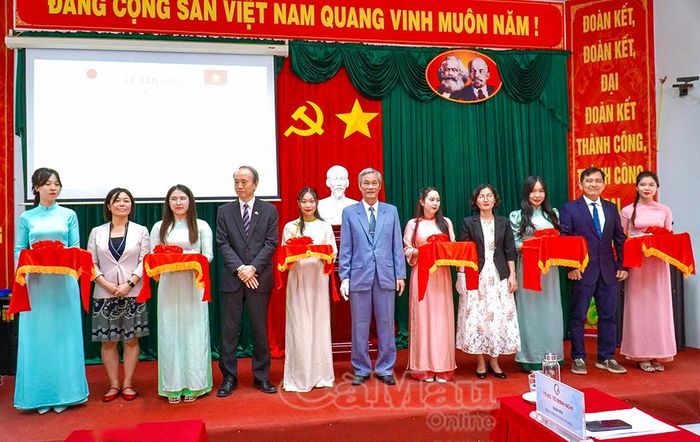 Lãnh đạo Sở Y tế tỉnh Cà Mau và Tổng Lãnh sự quán Nhật Bản tại TP Hồ Chí Minh thực hiện nghi thức bàn giao trang thiết bị y tế cho Bệnh viện Đa khoa Cà Mau và Bệnh viện Đa khoa Đông Hải.