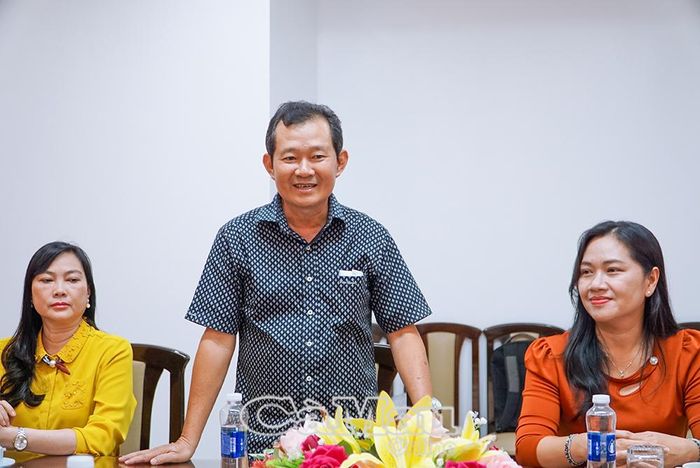  Nhà báo Ngô Minh Toàn phát biểu chúc mừng và trao đổi tại buổi gặp mặt.