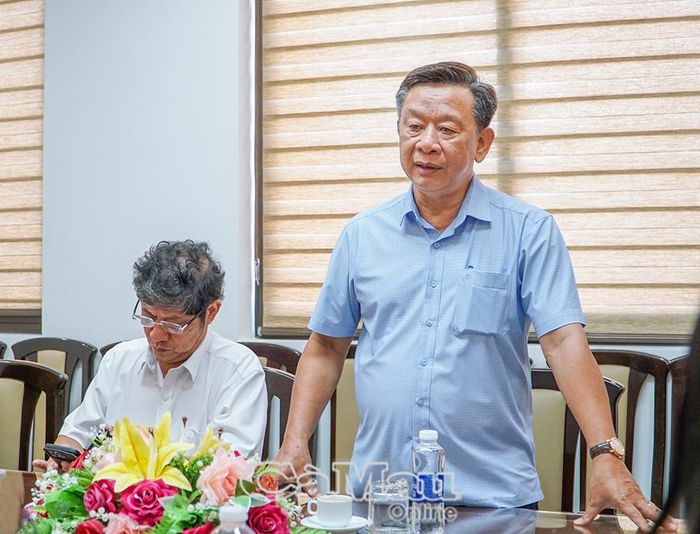  Đồng chí Hồ Trung Việt, Trưởng Ban Tuyên giáo và Dân vận Tỉnh ủy, phát biểu tại buổi gặp mặt.