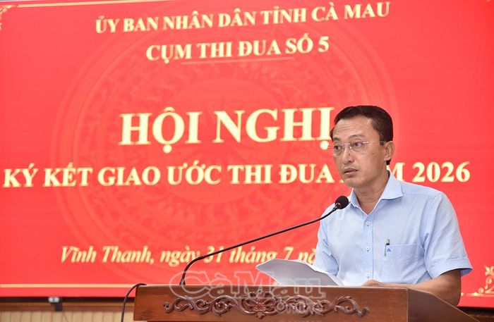 Đồng chí Trương Hoàng Lil, Chủ tịch UBND xã Vĩnh Thanh, Cụm trưởng Cụm thi đua 5, phát biểu tại hội nghị.