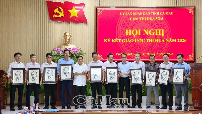 Lãnh đạo xã Vĩnh Thanh tặng bức tranh Bác Hồ cho các thành viên trong Cụm.