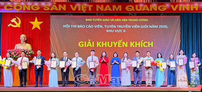 Thí sinh Phạm Minh Đầy, Đảng ủy Quân sự tỉnh Cà Mau (thứ 5 từ phải sang) đoạt giải Khuyến khích. Ảnh: NAM PHONG