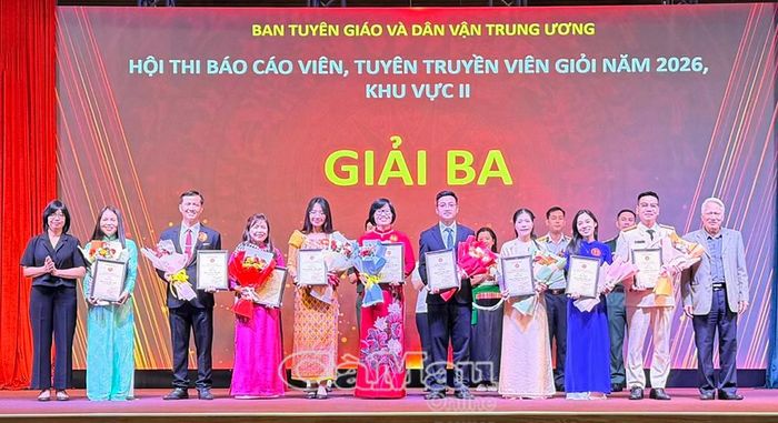 Thí sinh Thạch Thị Hoa, Đảng ủy phường Hiệp Thành, tỉnh Cà Mau (thứ 5 từ trái sang) đoạt giải Ba Hội thi Báo cáo viên, tuyên truyền viên giỏi năm 2026 (Khu vực II). Ảnh: NAM PHONG