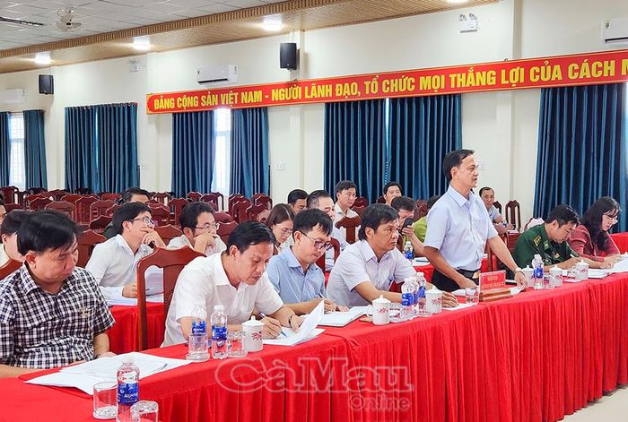 Ông Lê Chí Linh, Phó Giám đốc Ban Quản lý rừng đặc dụng - phòng hộ Bạc Liêu, nêu một số kiến nghị tại buổi làm việc.