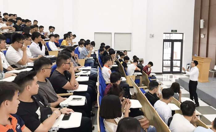 Giáo dục lý luận chính trị là nhiệm vụ quan trọng, trực tiếp góp phần xây dựng nền tảng tinh thần xã hội. Ảnh: Báo Chính phủ