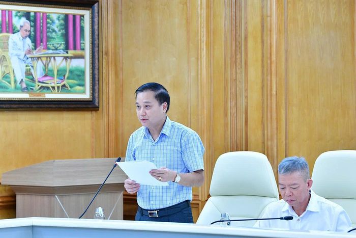 Vụ trưởng Vụ Pháp chế Hoàng Phú Thọ trình bày báo cáo tại cuộc họp. Ảnh: M. THÚY