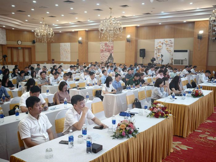 Đông đảo đại diện cơ quan quản lý, cơ quan chủ quản và các tòa soạn tham dự hội nghị.