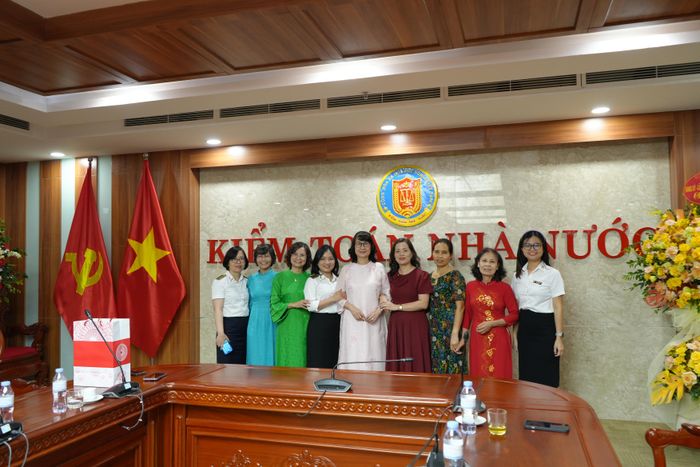 Các đại biểu chụp ảnh lưu niệm tại Lễ kỷ niệm. Ảnh: H.THOAN