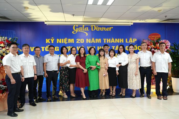Các đại biểu chụp ảnh lưu niệm tại Lễ kỷ niệm. Ảnh: H.THOAN
