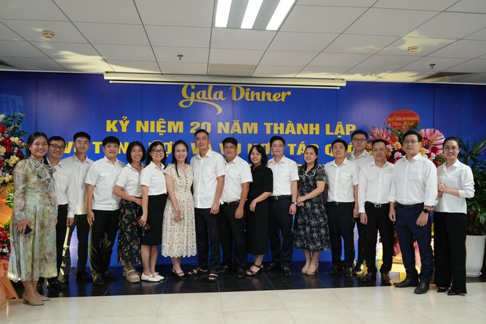 Các đại biểu chụp ảnh lưu niệm tại Lễ kỷ niệm. Ảnh: H.THOAN