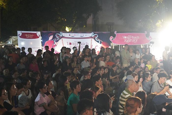 Chương trình thu hút đông đảo người xem. Ảnh: Cổng TTĐT Sở VHTT Hà Nội