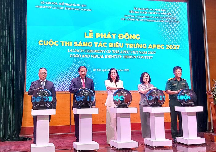 Các đại biểu thực hiện nghi thức phát động Cuộc thi sáng tác biểu trưng APEC 2027. Ảnh: D.THIỆN