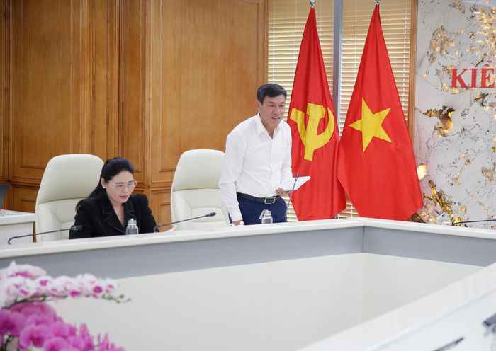 Phó Tổng Kiểm toán nhà nước Doãn Anh Thơ phát biểu tại cuộc họp.