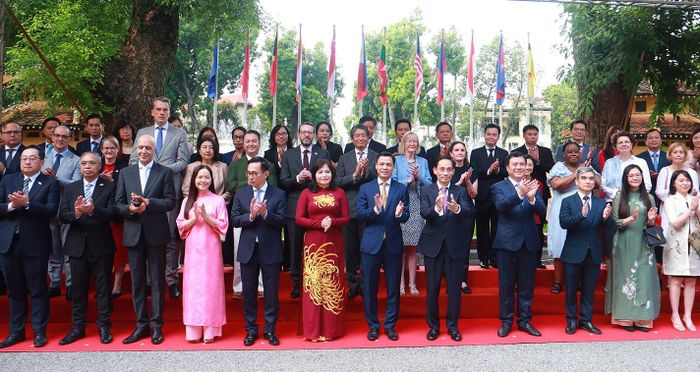Bộ trưởng Bộ Ngoại giao Lê Hoài Trung cùng các đại biểu tại Lễ Thượng cờ ASEAN. Ảnh: Bộ Ngoại giao