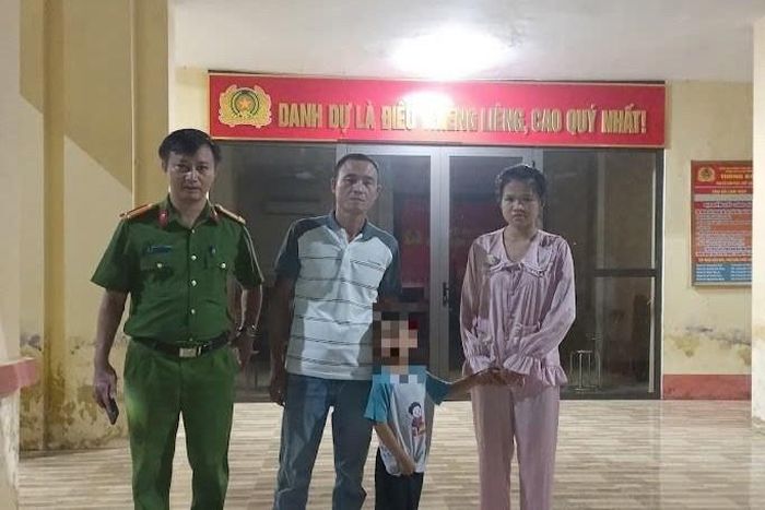 Công an xã Hà Đông giúp cháu bé đi lạc đoàn tụ với gia đình (ảnh: Công an TP Hải Phòng).