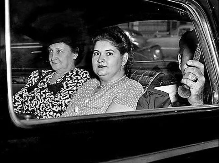 Martha Beck ngồi trên xe di chuyển từ tòa án Bronx đến nhà tù Sing Sing sau khi bị kết án tử hình. Ảnh: Nydailynews