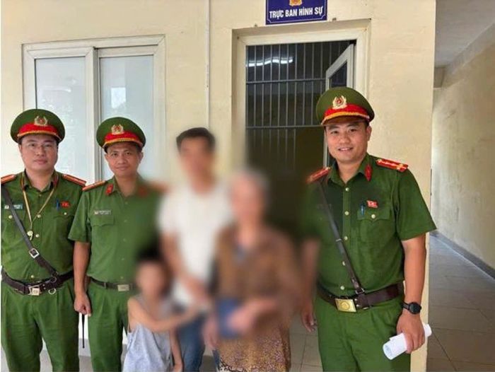 Công an phường Việt Hưng bàn giao cụ bà đi lạc về với gia đình an toàn.