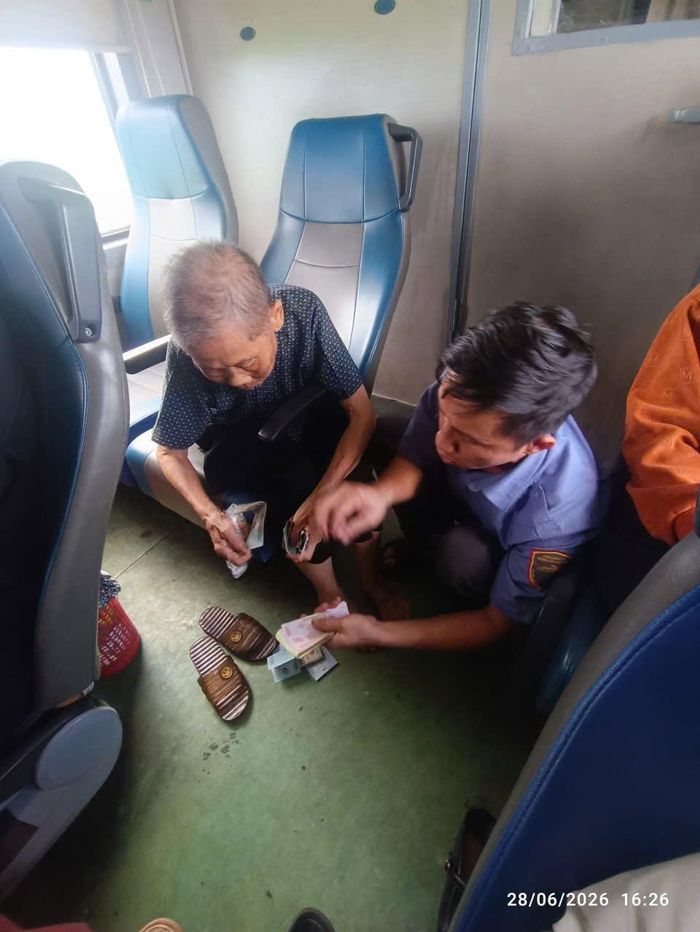 Cụ Toàn được chăm sóc trên tàu.
