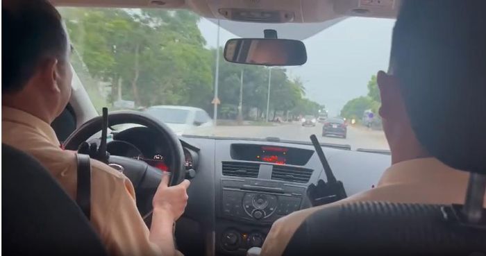 Tổ công tác đưa 2 mẹ con chị Oanh xuống Bệnh viện nhi Thanh Hóa (ảnh cắt từ clip).