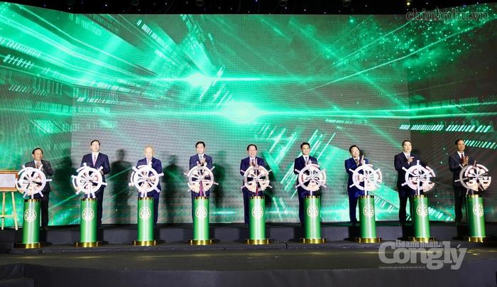 Phó Thủ tướng Lê Tiến Châu cùng các đại biểu thực hiện nghi thức công bố tại buổi lễ. Ảnh: VGP 