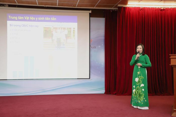 PGS.TS. Hà Phương Thư - Giám đốc Trung tâm Vật liệu y sinh tiên tiến, Viện Khoa học vật liệu chia sẻ kinh nghiệm trong chuyển giao nghiên cứu khoa học. Ảnh: Viện Hàn lâm Khoa học và Công nghệ Việt Nam.